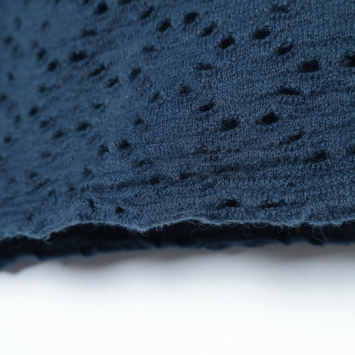 【WEB限定】〈手洗い可能〉アイレット クルーネック プルオーバー