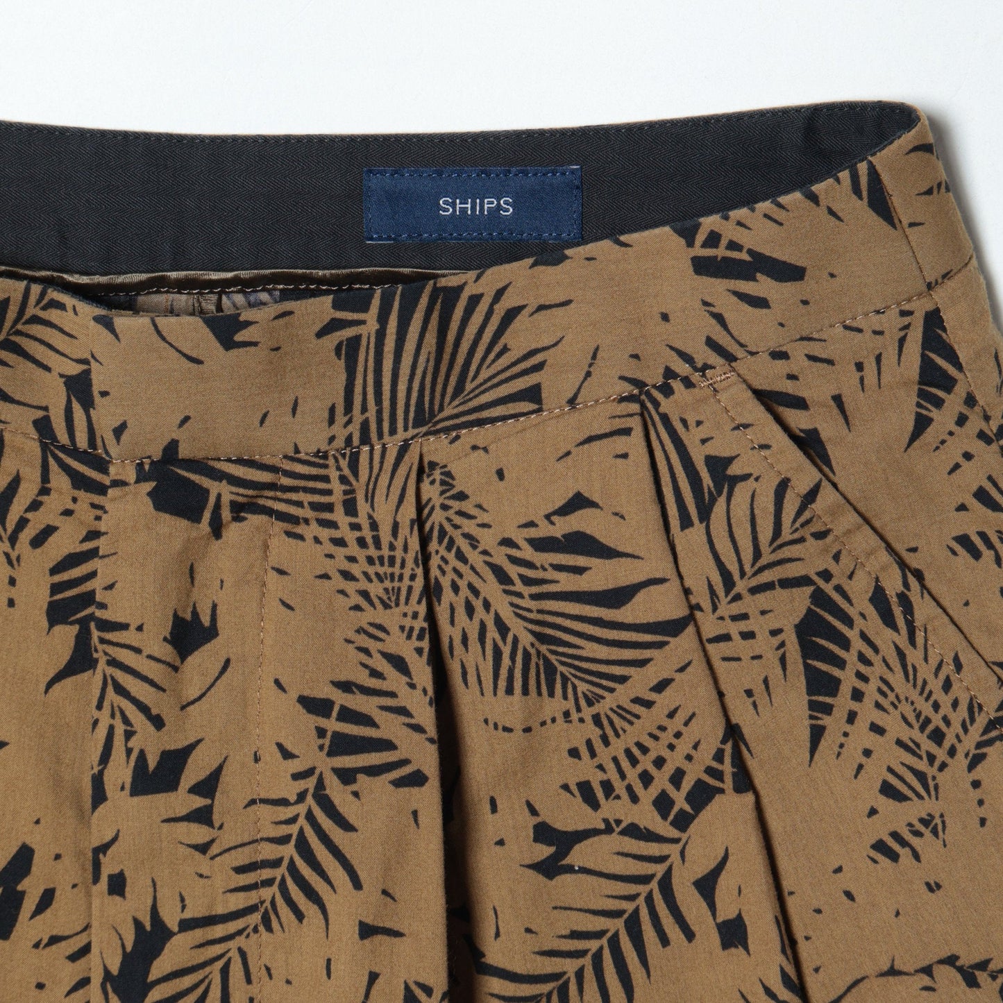 SHIPS:LEAF/P WIDE TUCK PT