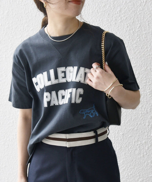 【SHIPS any別注】Collegiate Pacific:〈洗濯機可能〉V ガゼット プリント Tシャツ 24SS