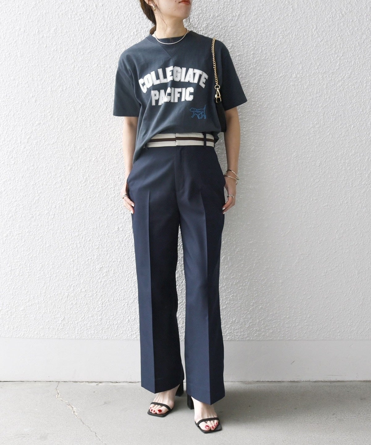 【SHIPS any別注】Collegiate Pacific:〈洗濯機可能〉V ガゼット プリント Tシャツ 24SS
