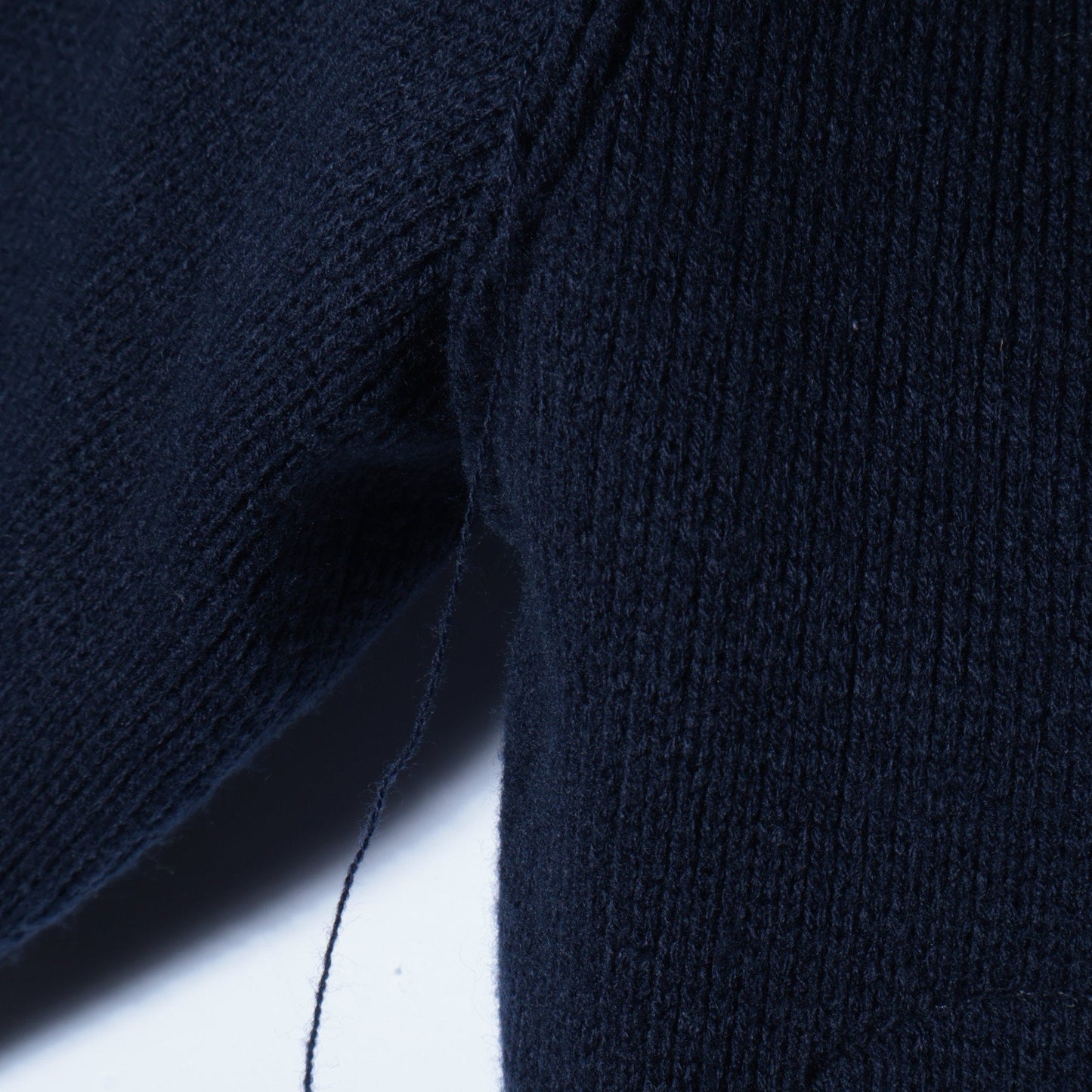 【SHIPS別注】LOGAN KNITTING MILLS: Vネック パッチ カーディガン