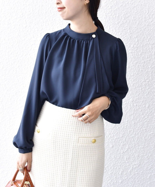 〈手洗い可能〉アシンメトリーボタン付きスカーフ風ブラウス