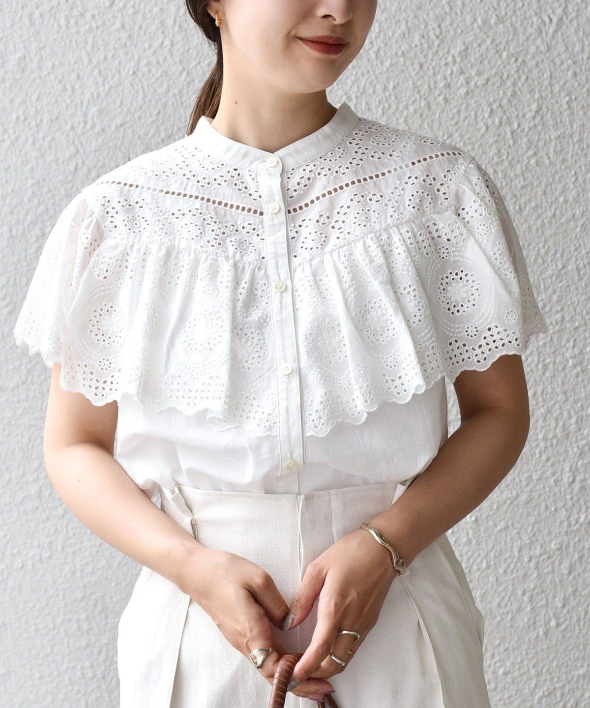 〈手洗い可能〉オリジナルレース刺繍フリルブラウス