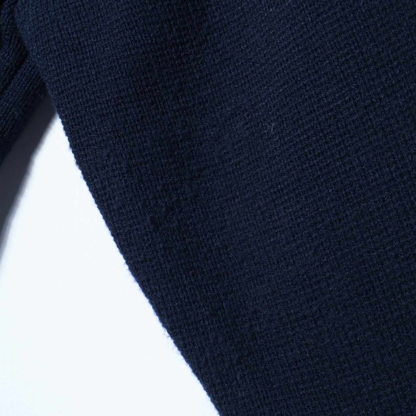 【SHIPS別注】LOGAN KNITTING MILLS: Vネック パッチ カーディガン