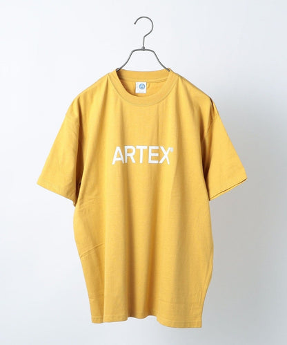 【SHIPS any別注】ARTEX: 【ユニセックス】プリント ロゴ 半袖 Tシャツ