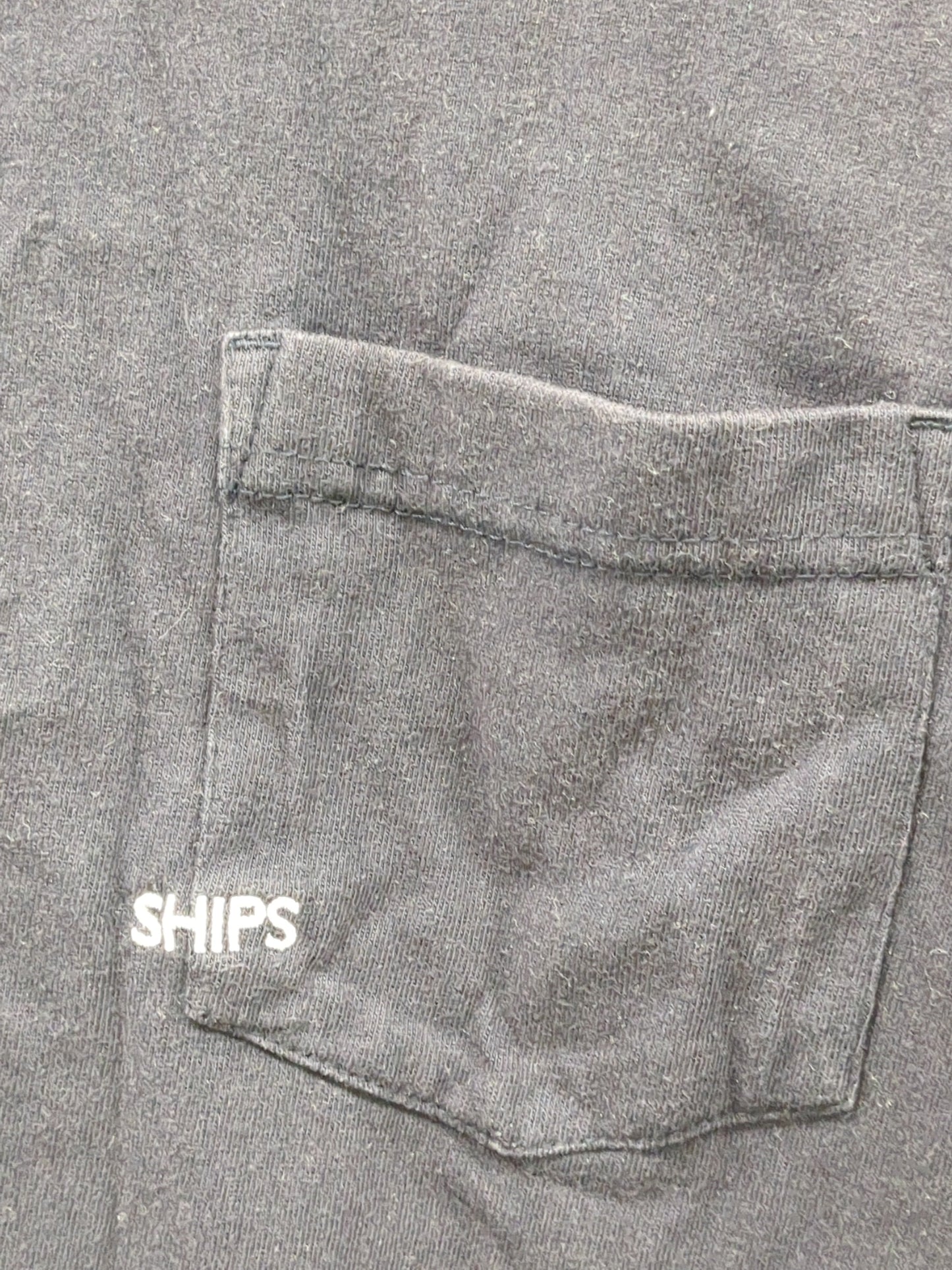 【WEB限定】SHIPS: マイクロ SHIPSロゴ ポケット Tシャツ
