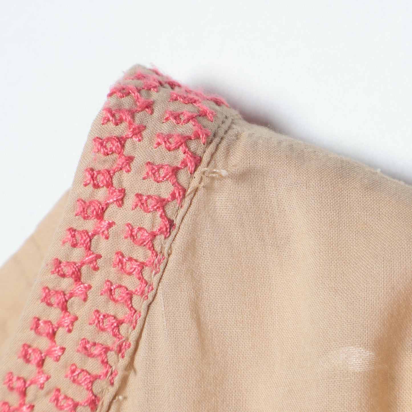 SARA MALLIKA:刺繍ギャザーワンピース