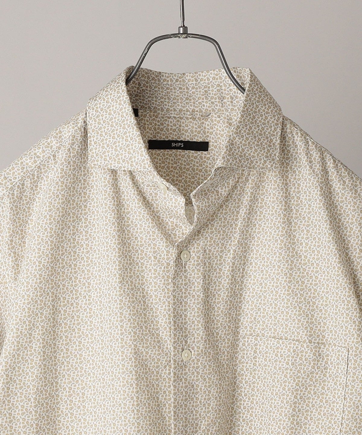 SHIPS: セミワイドカラー プリント モチーフ柄 シャツ