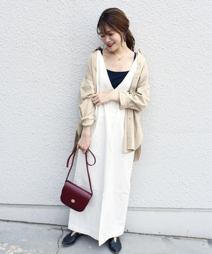【SHIPS別注】UNIVERSAL OVERALL: Vネックジャンパースカートwhite