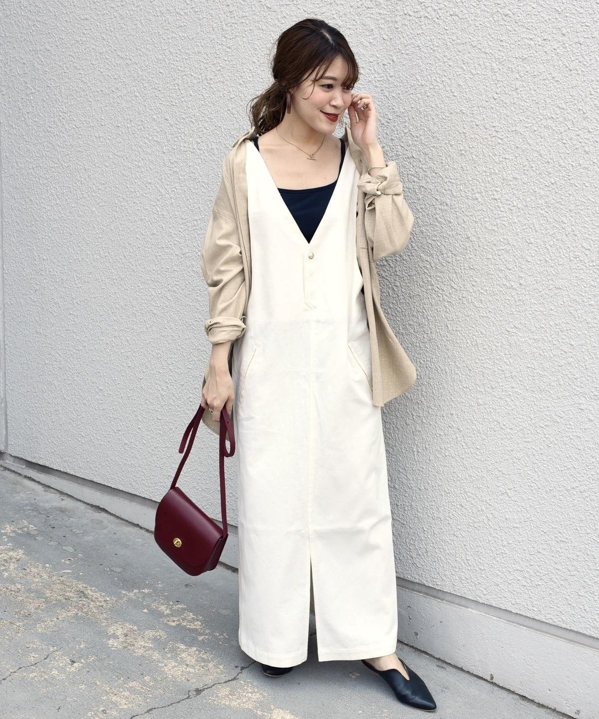 【SHIPS別注】UNIVERSAL OVERALL: Vネックジャンパースカートwhite