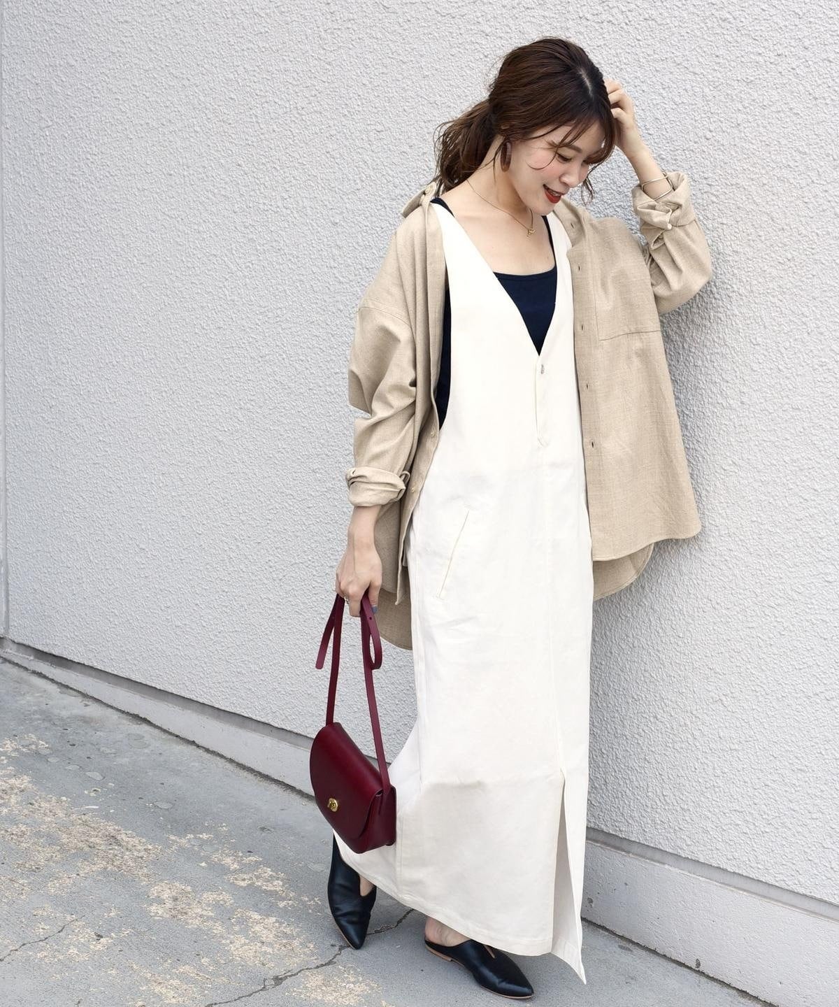 【SHIPS別注】UNIVERSAL OVERALL: Vネックジャンパースカートwhite