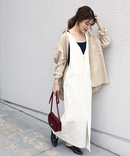 【SHIPS別注】UNIVERSAL OVERALL: Vネックジャンパースカートwhite
