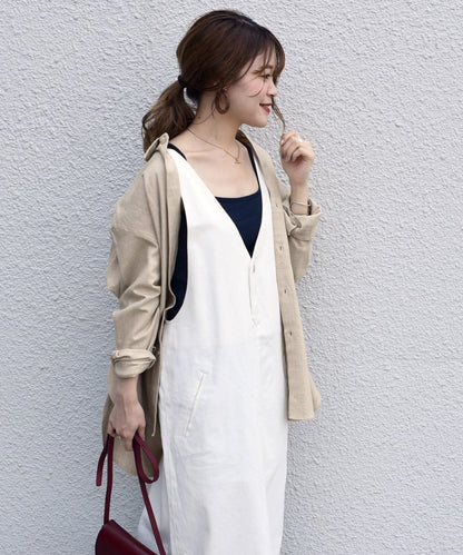 【SHIPS別注】UNIVERSAL OVERALL: Vネックジャンパースカートwhite