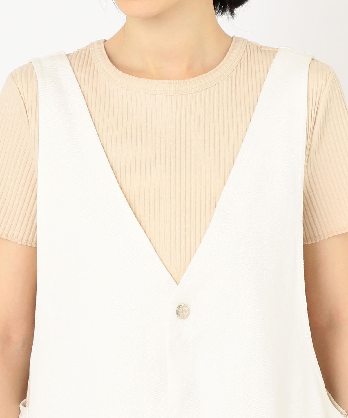 【SHIPS別注】UNIVERSAL OVERALL: Vネックジャンパースカートwhite