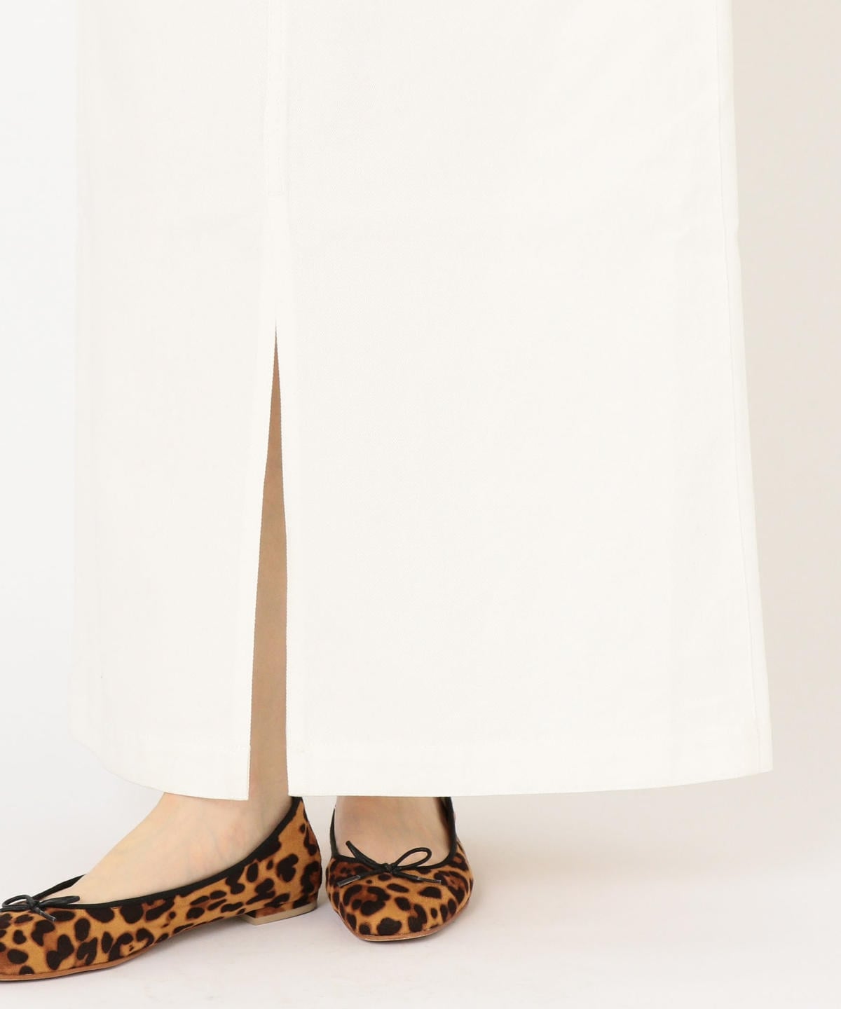 【SHIPS別注】UNIVERSAL OVERALL: Vネックジャンパースカートwhite