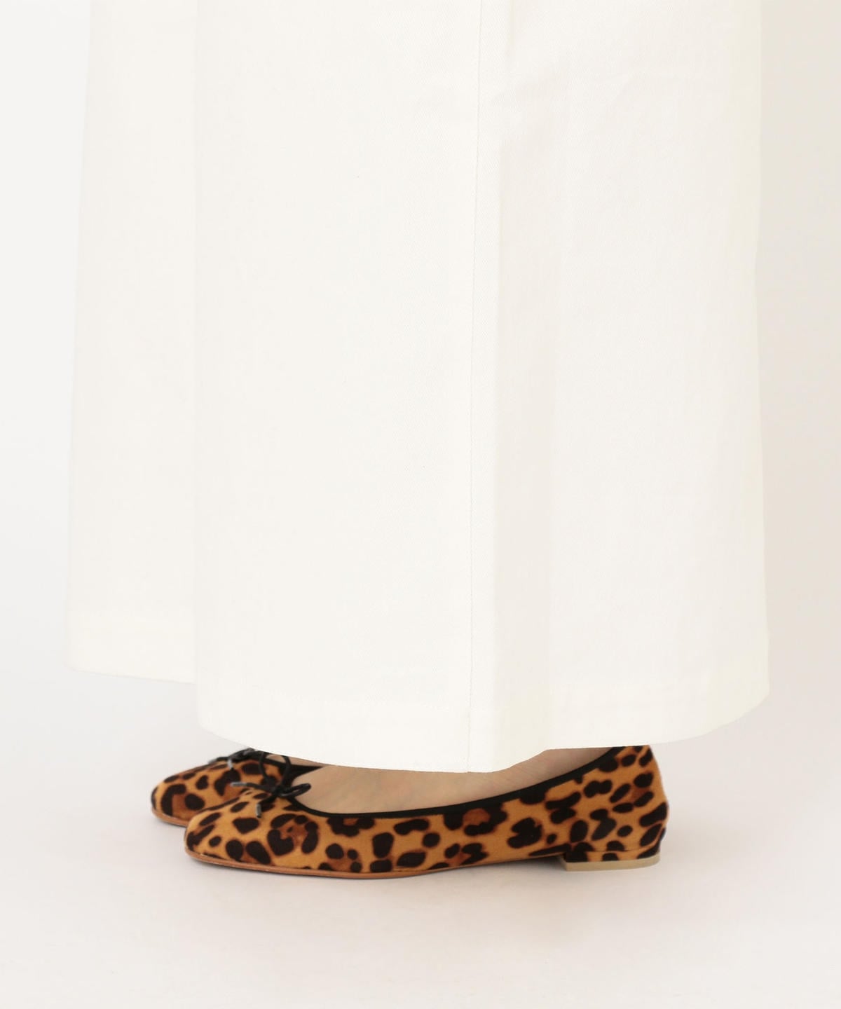 【SHIPS別注】UNIVERSAL OVERALL: Vネックジャンパースカートwhite