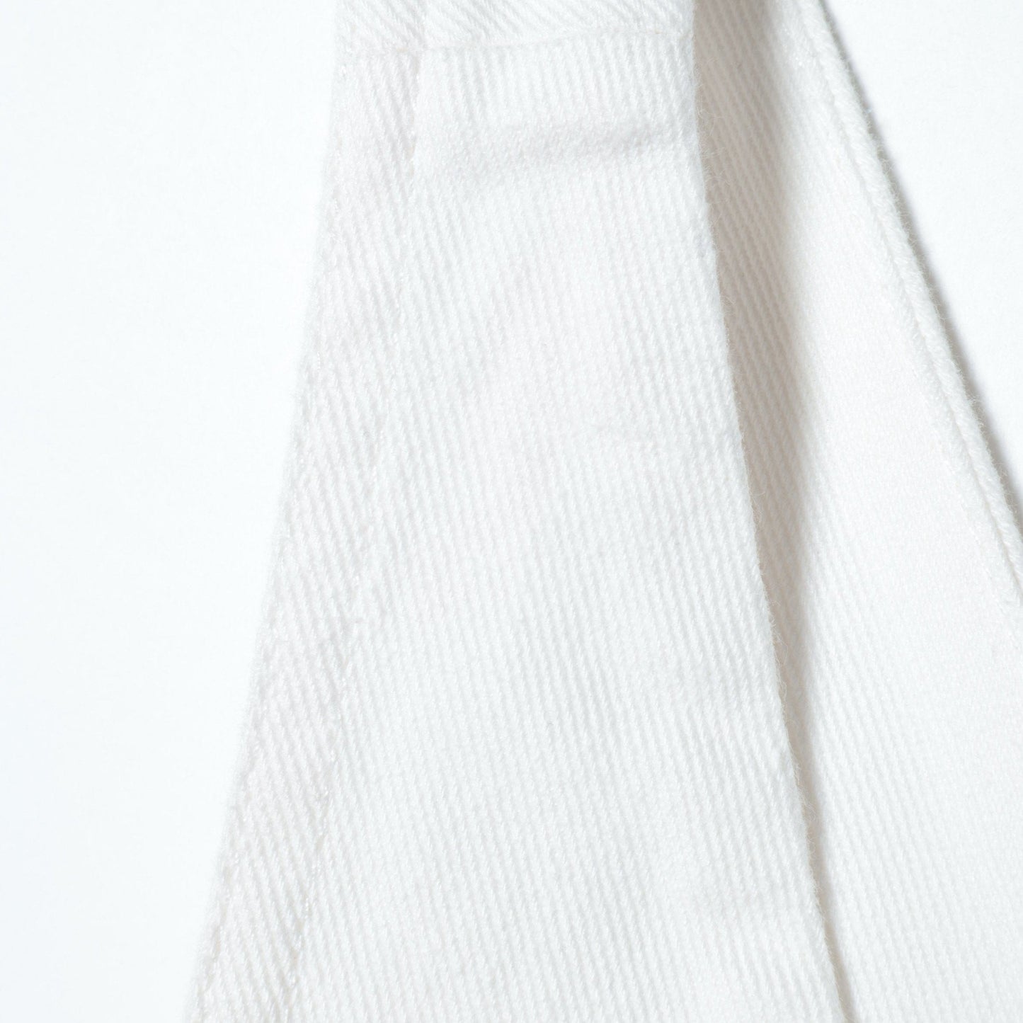 【SHIPS別注】UNIVERSAL OVERALL: Vネックジャンパースカートwhite