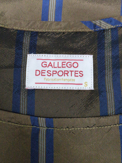 GALLEGO DESPORTES:フロントスリットストライプノースリーブブラウス