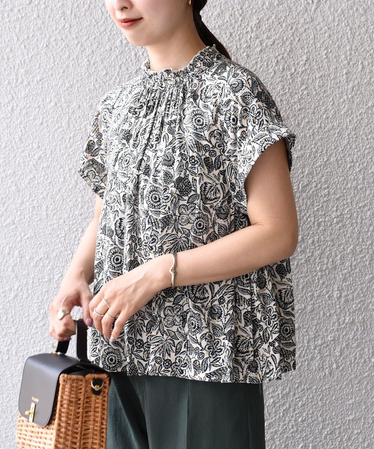 〈手洗い可能〉DEVEAUX フレンチスリーブブラウス