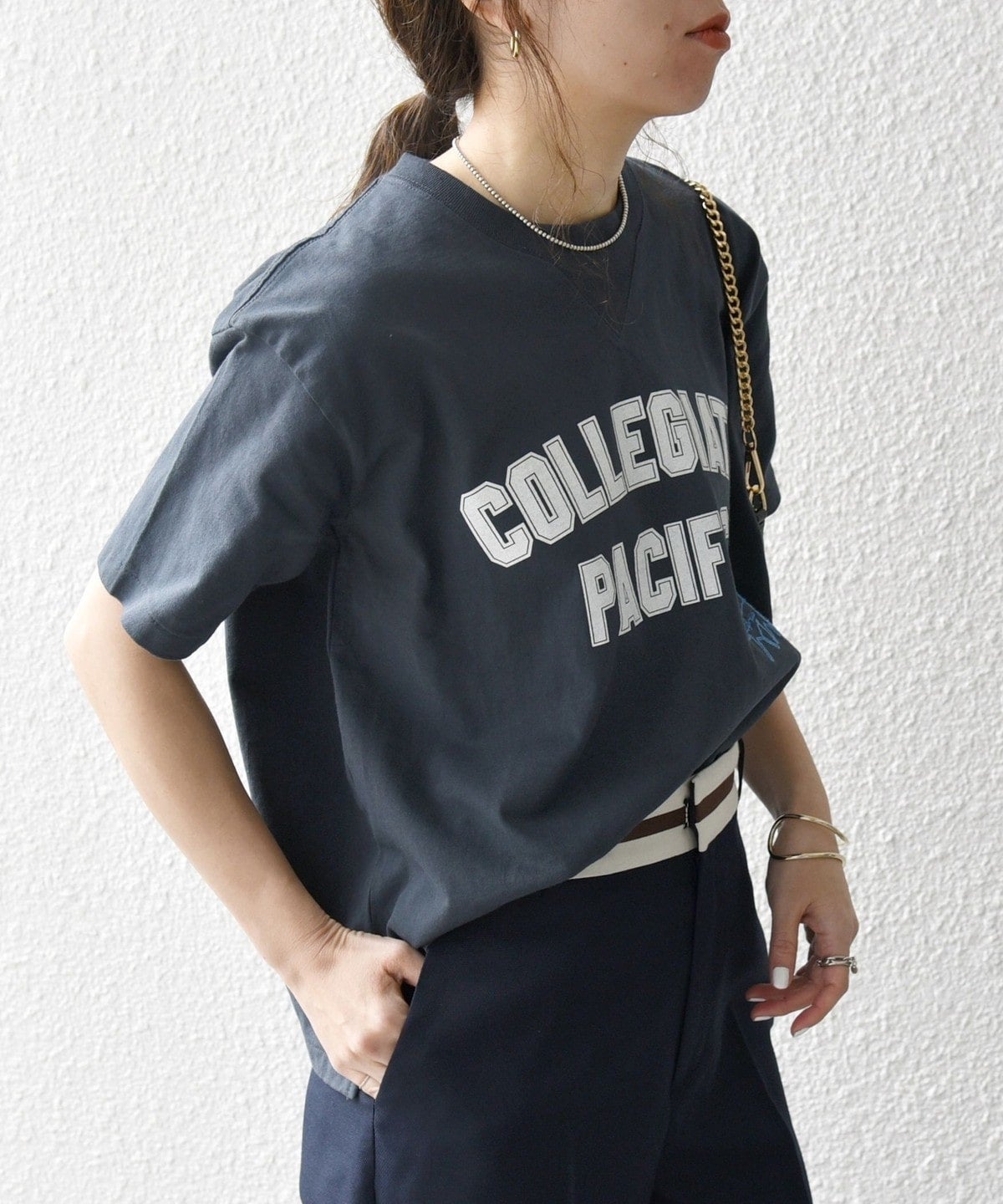 【SHIPS any別注】Collegiate Pacific:〈洗濯機可能〉V ガゼット プリント Tシャツ 24SS