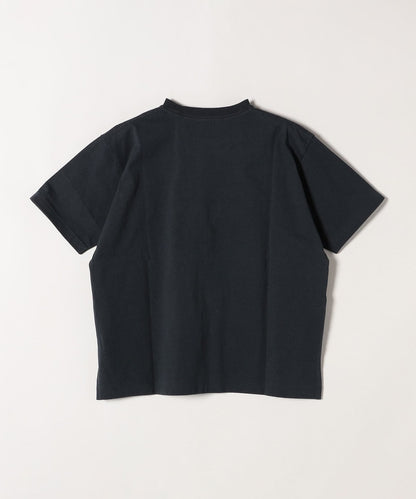 【SHIPS any別注】Collegiate Pacific:〈洗濯機可能〉V ガゼット プリント Tシャツ 24SS