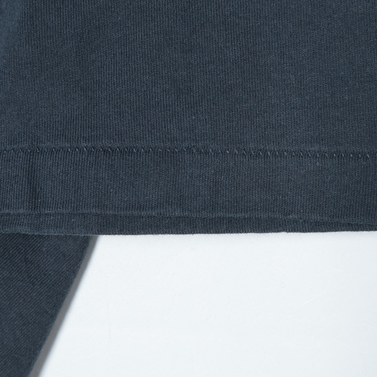 【SHIPS any別注】Collegiate Pacific:〈洗濯機可能〉V ガゼット プリント Tシャツ 24SS