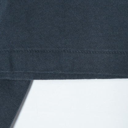 【SHIPS any別注】Collegiate Pacific:〈洗濯機可能〉V ガゼット プリント Tシャツ 24SS