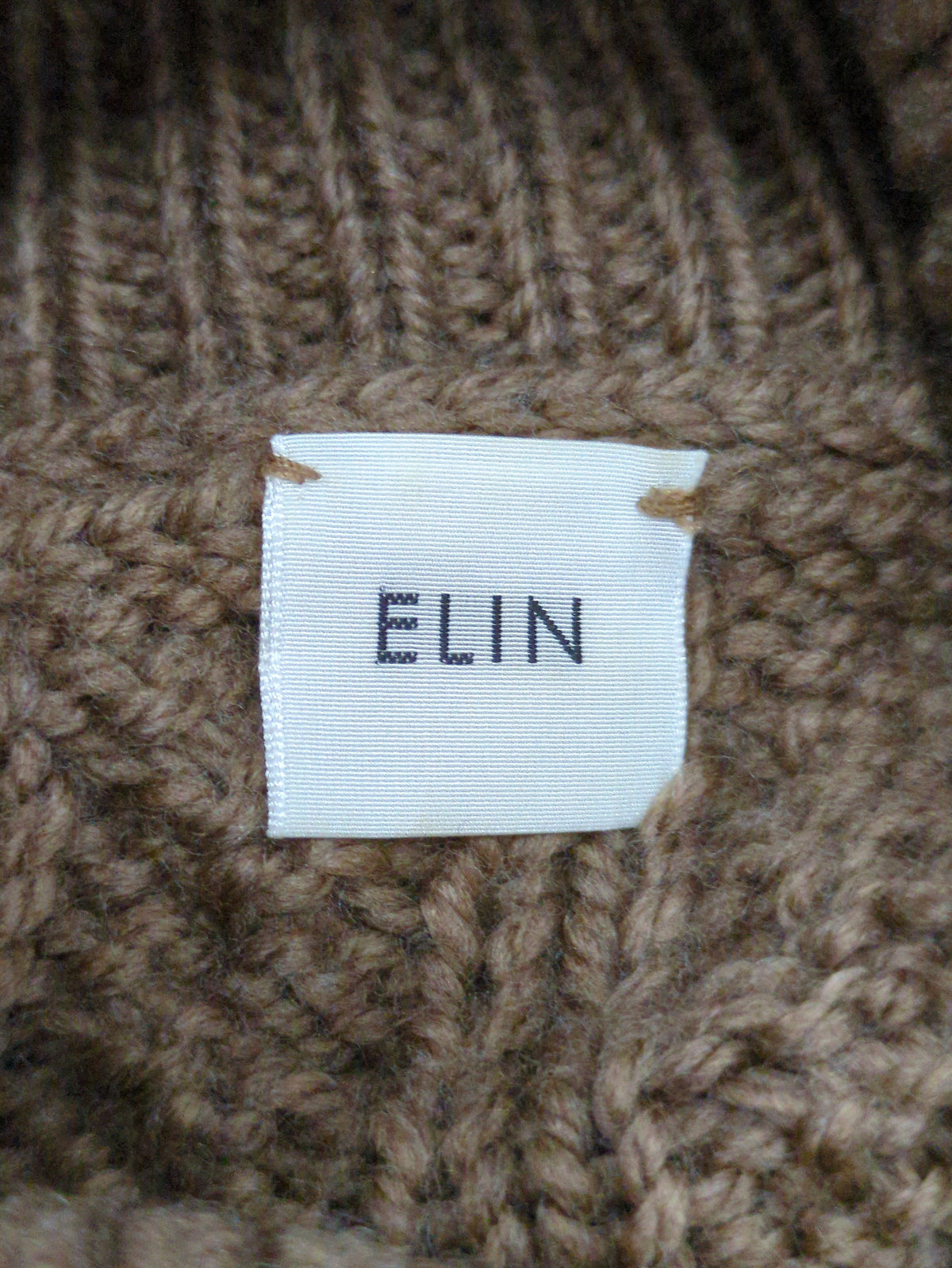ELIN:ケーブルクロップドニット