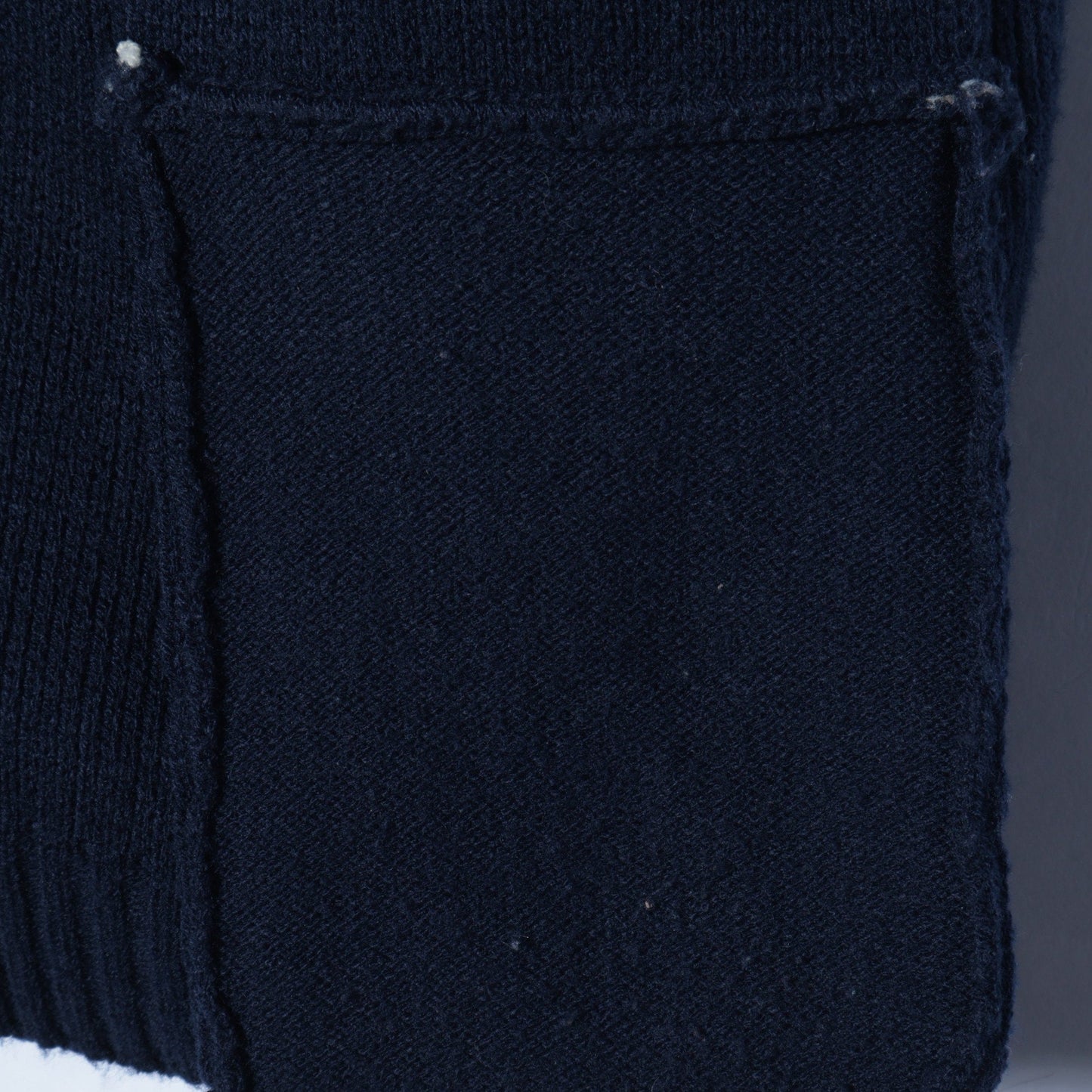 【SHIPS別注】LOGAN KNITTING MILLS: Vネック パッチ カーディガン