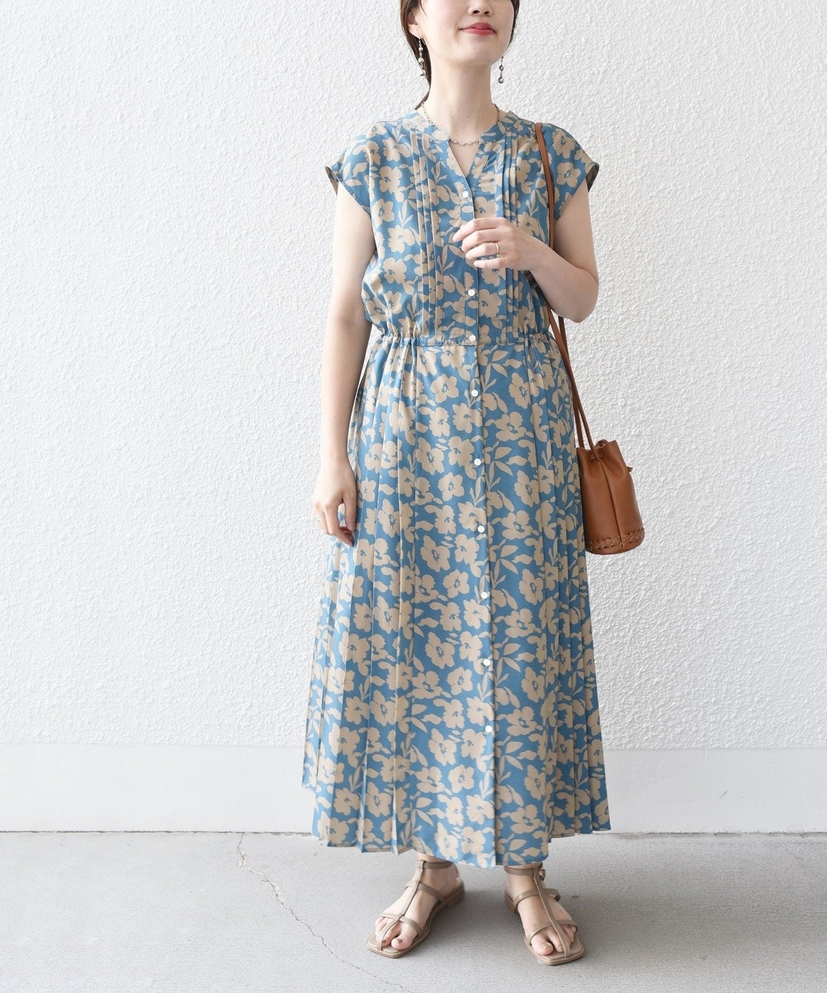 【WEB限定】〈洗濯機可能〉ドット 花柄 サイド プリーツ フレンチスリーブ ワンピース