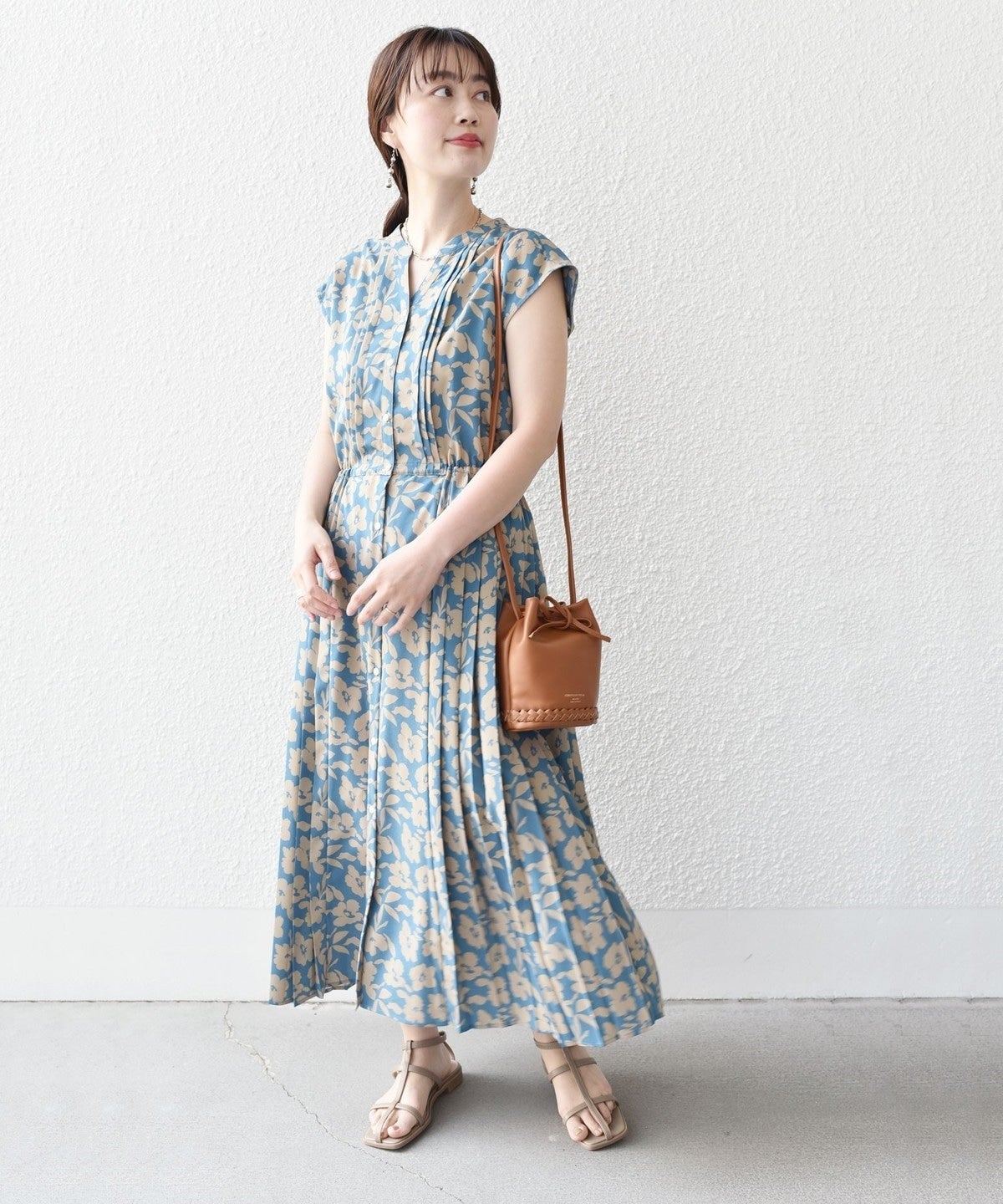 【WEB限定】〈洗濯機可能〉ドット 花柄 サイド プリーツ フレンチスリーブ ワンピース