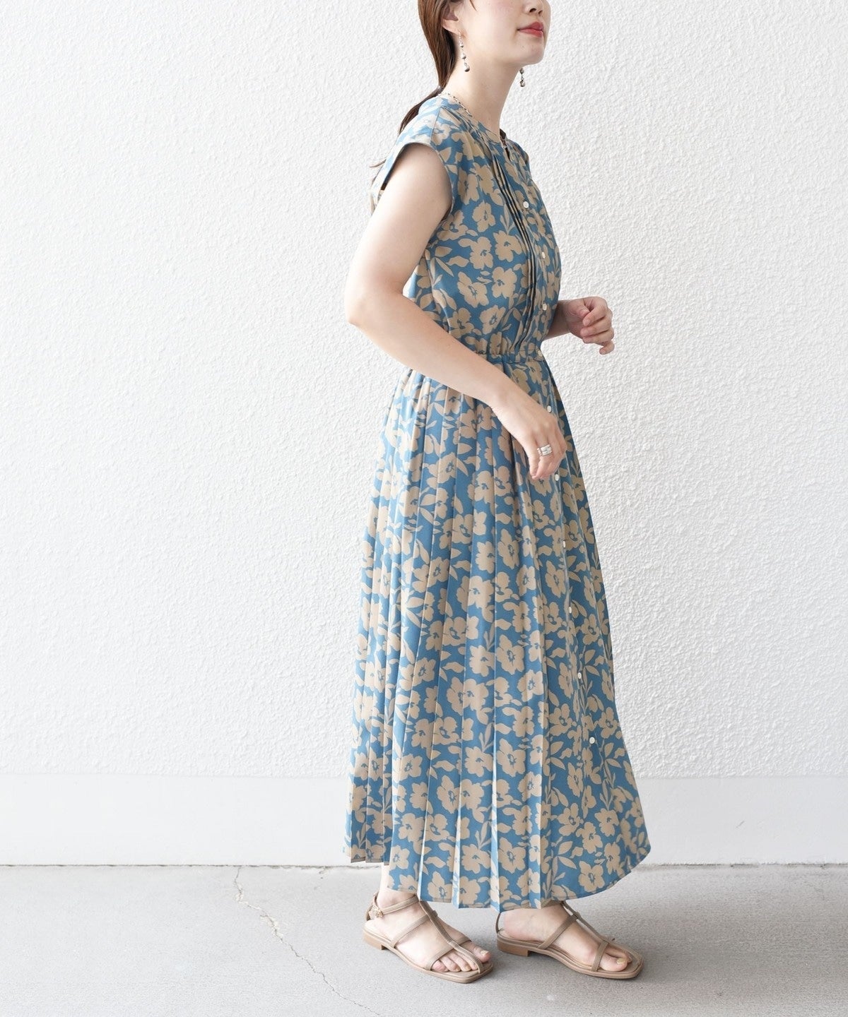 【WEB限定】〈洗濯機可能〉ドット 花柄 サイド プリーツ フレンチスリーブ ワンピース